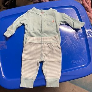 Carter’s unisex outfit